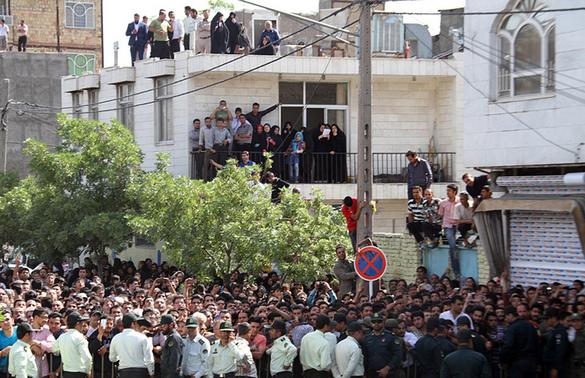  اعدام سه مرد در ملاء عام (عکس قبلی) در یک منطقه مسکونی در مشهد با حضور جمعیت زیادی که می‌توانستند حتی از منزل‌هایشان اجرای حکم را تماشا کنند.