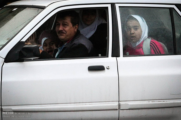 یک خانواده همراه با دو کودک در حال تماشای اجرای حکم اعدام در ملاء عام از پنجره ماشینشان هستند. (شیراز/ ۲۷ دی ۱۳۹۳) عکس از خبرگزاری مهر