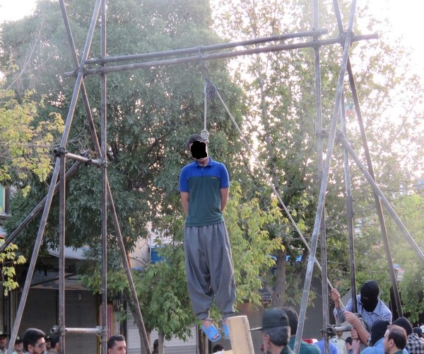 Unidentified Man Hanged in Public in Kermanshah in Front of Crowd of