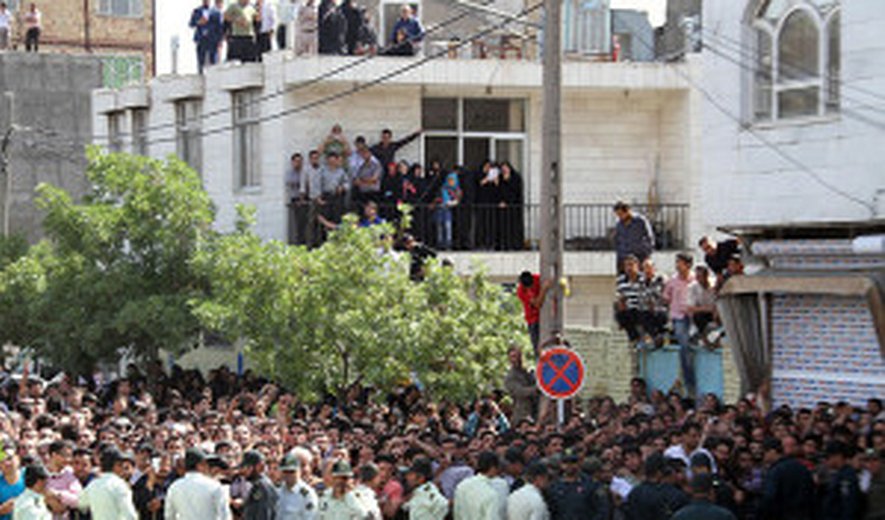 اعدام در ملاء عام سه زندانی در مشهد و در حضور کودکان/ تصویر