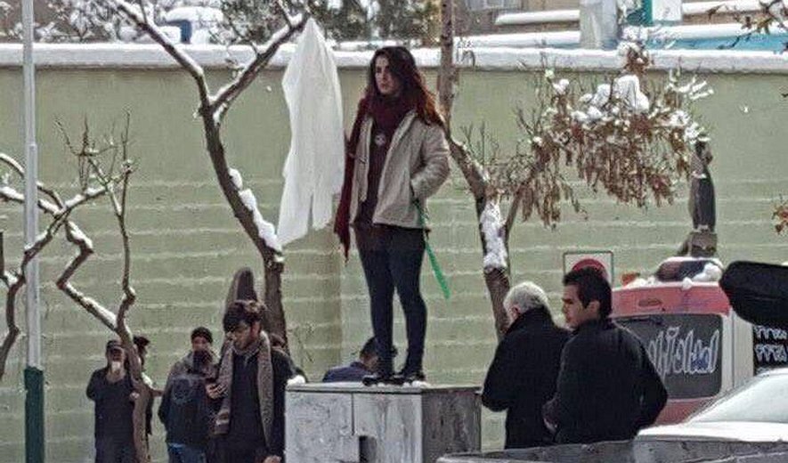 تصاویر دختران خیابان انقلاب؛ نافرمانی مدنی در اعتراض به حجاب اجباری
