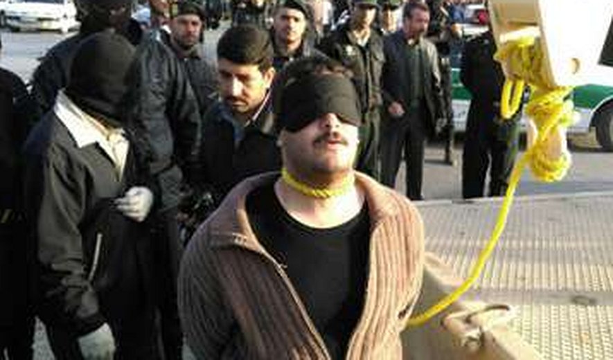 اعدام یک زندانی در ملأ عام در محله فوتبال اراک/ تصویر
